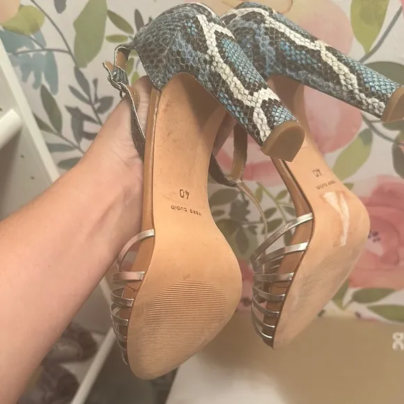 Barneys New York made in Italy genuine leather   And snake Silver and blue Heels