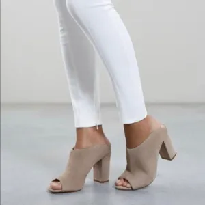 BEAUTIFUL MULE STYLE HEELS!