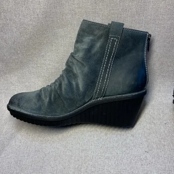 Bionica Destiney  Bootie Women's Leather /Suede Ankle Boots. Size 9. New