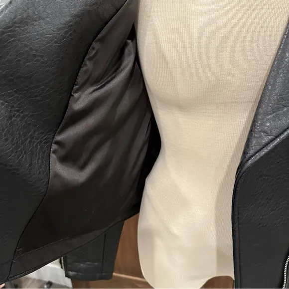 BLANK NYC FAUX LEATHER BLACK MOTO JACKET HEAVY WEIGHT FUR COLLAR WINTER COAT
