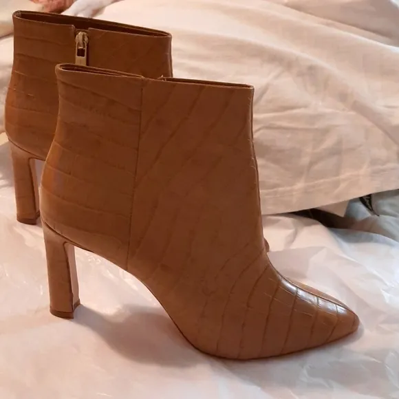 Blonde or light tan Antonio Melani boots size 10M crocodile leather