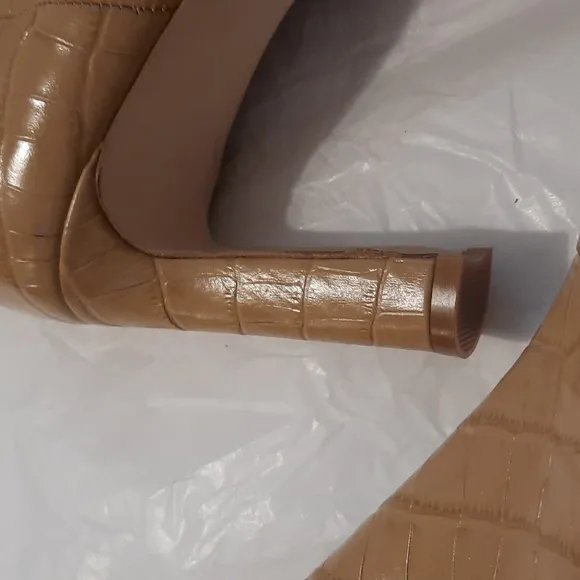 Blonde or light tan Antonio Melani boots size 10M crocodile leather