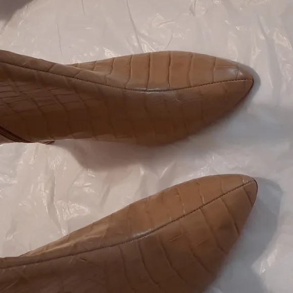 Blonde or light tan Antonio Melani boots size 10M crocodile leather