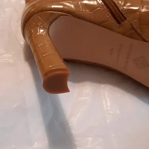 Blonde or light tan Antonio Melani boots size 10M crocodile leather