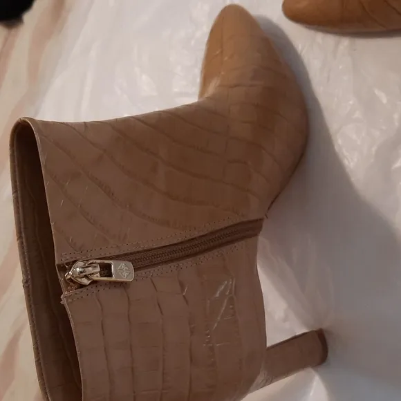 Blonde or light tan Antonio Melani boots size 10M crocodile leather
