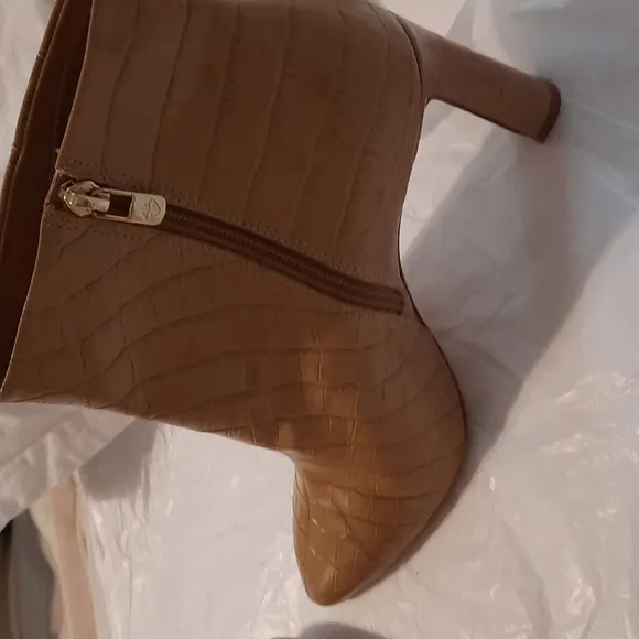Blonde or light tan Antonio Melani boots size 10M crocodile leather