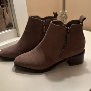 Blondo Brown Waterproof Ankle Boots Size 7.5M