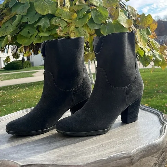 Blondo Fay notched front heeled gray suede slip-on ankle boots size 8 waterproof