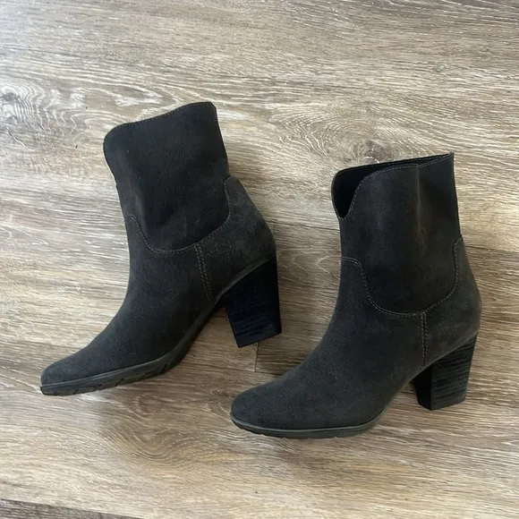 Blondo Fay notched front heeled gray suede slip-on ankle boots size 8 waterproof