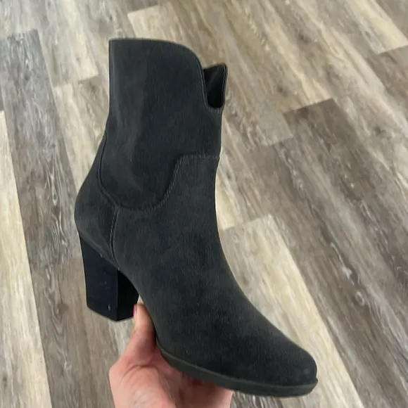 Blondo Fay notched front heeled gray suede slip-on ankle boots size 8 waterproof