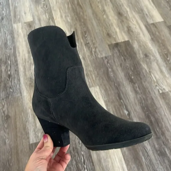 Blondo Fay notched front heeled gray suede slip-on ankle boots size 8 waterproof