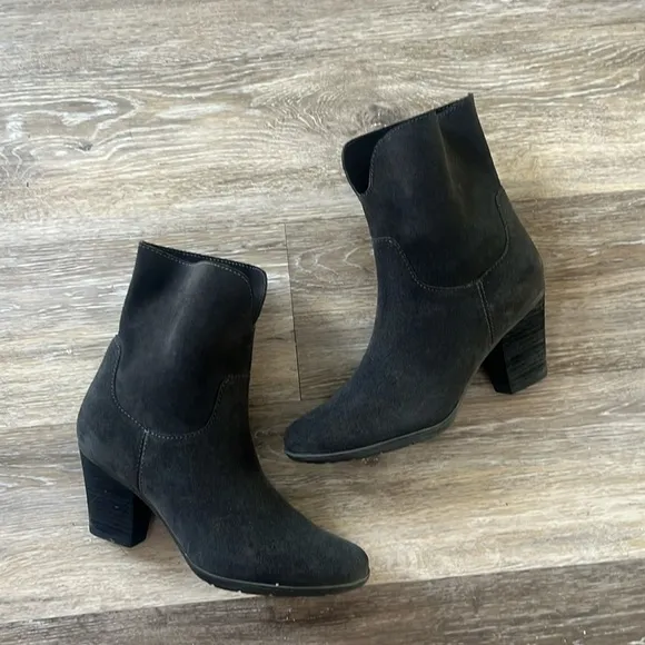 Blondo Fay notched front heeled gray suede slip-on ankle boots size 8 waterproof