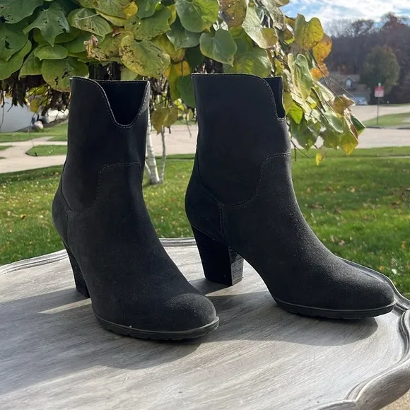 Blondo Fay notched front heeled gray suede slip-on ankle boots size 8 waterproof