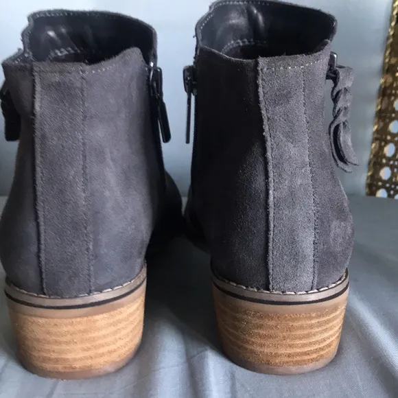 Blondo gray suede leather waterproof zip ankle booties size 9.5 fall winter
