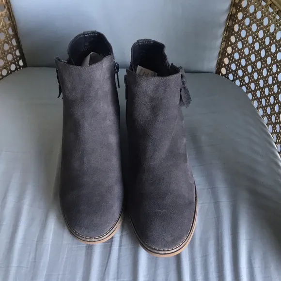 Blondo gray suede leather waterproof zip ankle booties size 9.5 fall winter