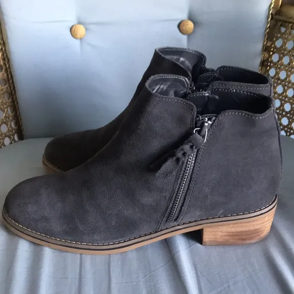 Blondo gray suede leather waterproof zip ankle booties size 9.5 fall winter