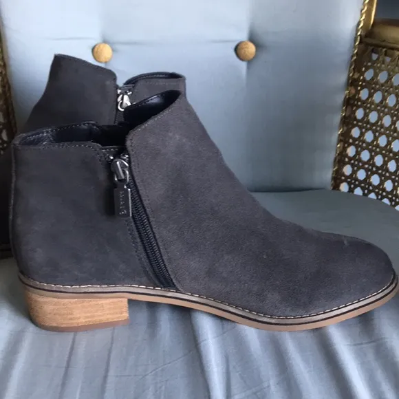 Blondo gray suede leather waterproof zip ankle booties size 9.5 fall winter