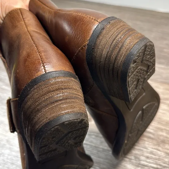 Born brown leather boots woman’s size 6.5 (b26)