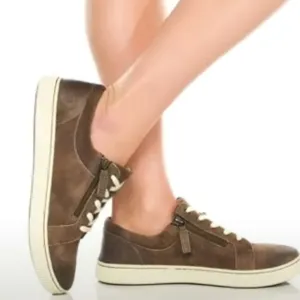 Born Paloma Sneakers