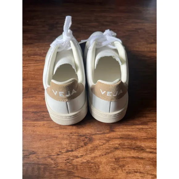 BRAND NEW Women's Veja V12 Leather Sneakers Size 8 White Beige