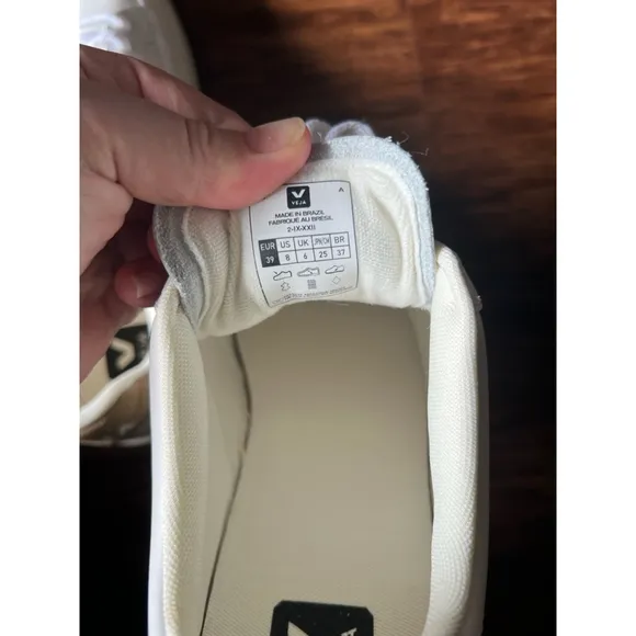 BRAND NEW Women's Veja V12 Leather Sneakers Size 8 White Beige