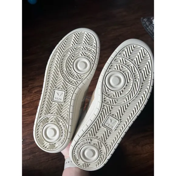 BRAND NEW Women's Veja V12 Leather Sneakers Size 8 White Beige