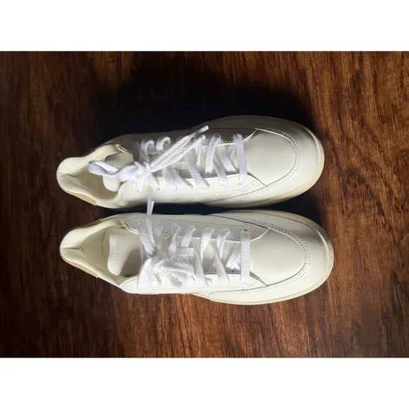 BRAND NEW Women's Veja V12 Leather Sneakers Size 8 White Beige