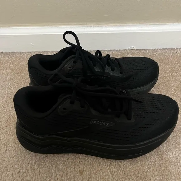 Brooks Women's Athletic Shoes - Black