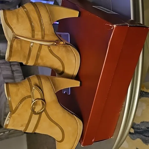 CHRISTIN MICHAELS CAMEL KID SUEDE/CAMEL PATENT LEATHER