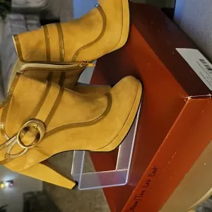 CHRISTIN MICHAELS CAMEL KID SUEDE/CAMEL PATENT LEATHER