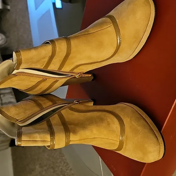 CHRISTIN MICHAELS CAMEL KID SUEDE/CAMEL PATENT LEATHER