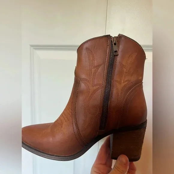 Circle G leather heeled cowboy boots. Size 6.5. 2” heel. Camel colored.