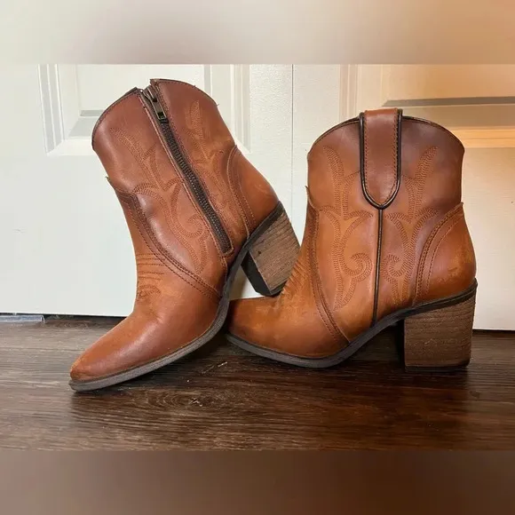 Circle G leather heeled cowboy boots. Size 6.5. 2” heel. Camel colored.