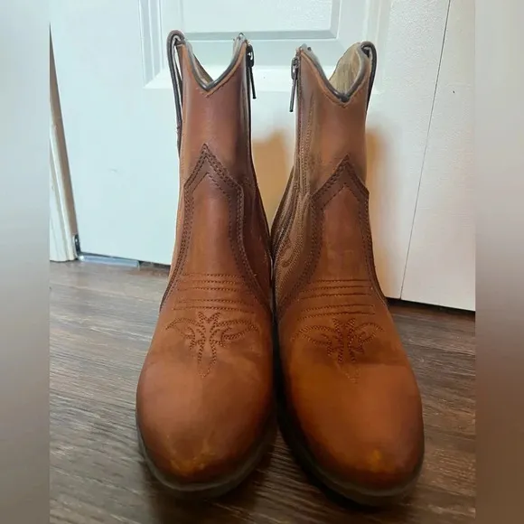Circle G leather heeled cowboy boots. Size 6.5. 2” heel. Camel colored.