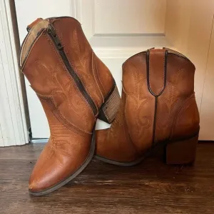 Circle G leather heeled cowboy boots. Size 6.5. 2” heel. Camel colored.
