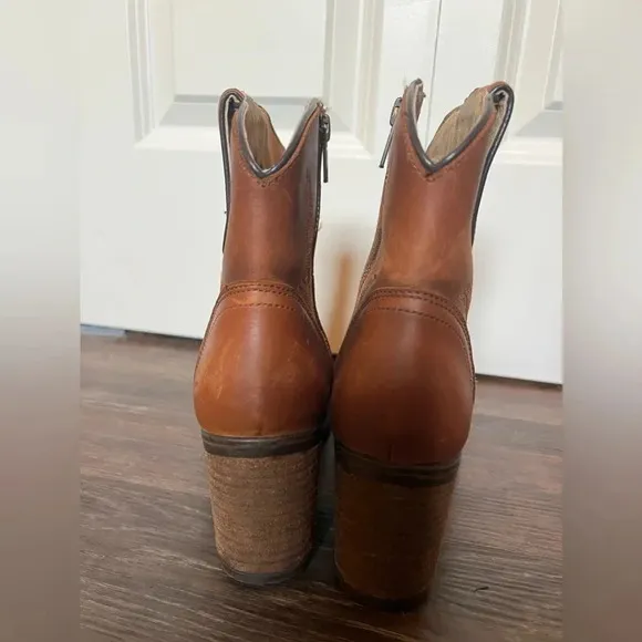 Circle G leather heeled cowboy boots. Size 6.5. 2” heel. Camel colored.