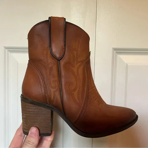 Circle G leather heeled cowboy boots. Size 6.5. 2” heel. Camel colored.