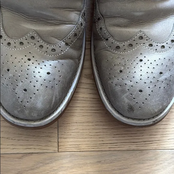 Clarks Gray leather Oxfords with Classic Brogue Design