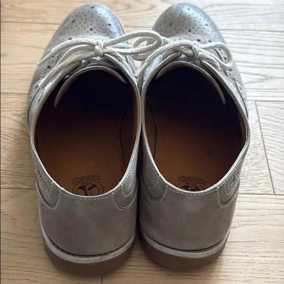 Clarks Gray leather Oxfords with Classic Brogue Design