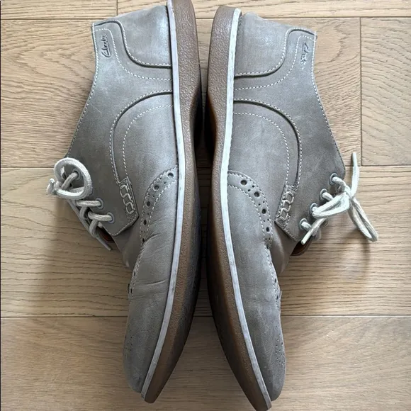 Clarks Gray leather Oxfords with Classic Brogue Design