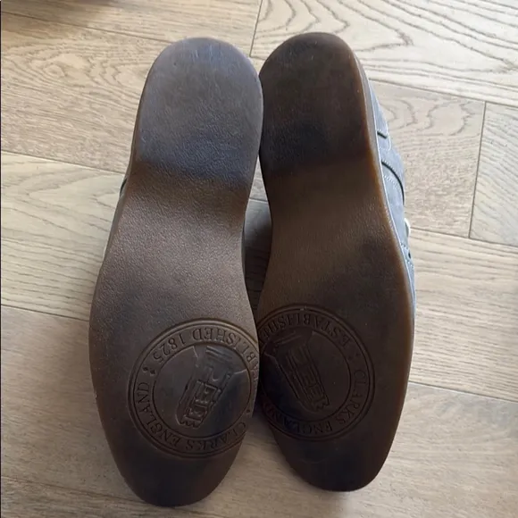 Clarks Gray leather Oxfords with Classic Brogue Design
