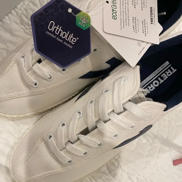 CLASSIC TRETORN NYLITE. White canvas with navy blue logo💙🤍💙 cute&amp; comfy💙🤍💙