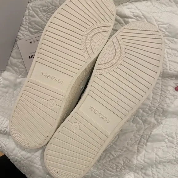 CLASSIC TRETORN NYLITE. White canvas with navy blue logo💙🤍💙 cute&amp; comfy💙🤍💙
