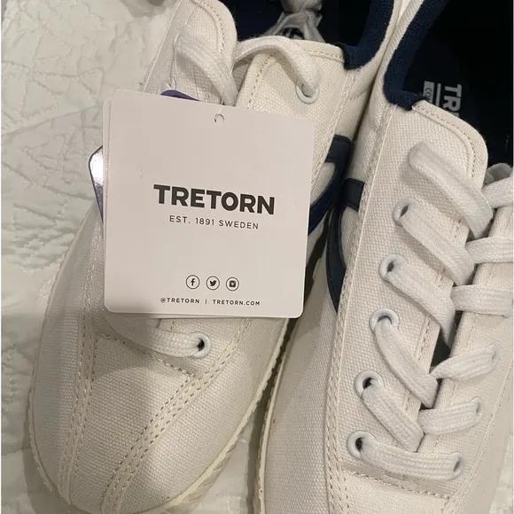 CLASSIC TRETORN NYLITE. White canvas with navy blue logo💙🤍💙 cute&amp; comfy💙🤍💙