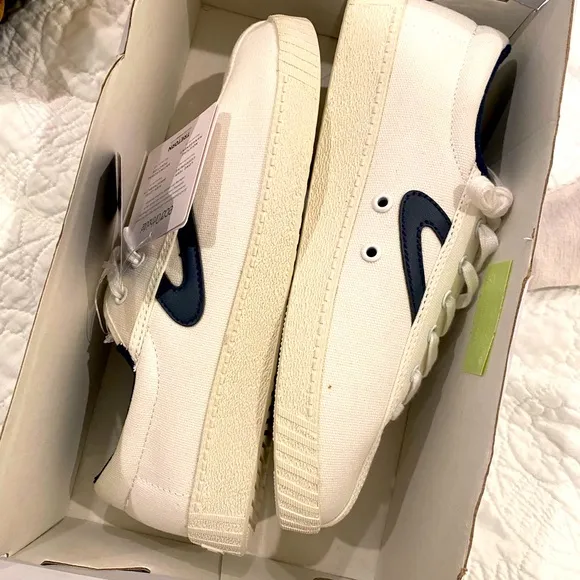 CLASSIC TRETORN NYLITE. White canvas with navy blue logo💙🤍💙 cute&amp; comfy💙🤍💙