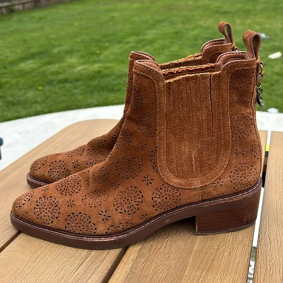 Coach Bowery Chelsea suede leather ankle Boot With Cut floral details size 9 EUC