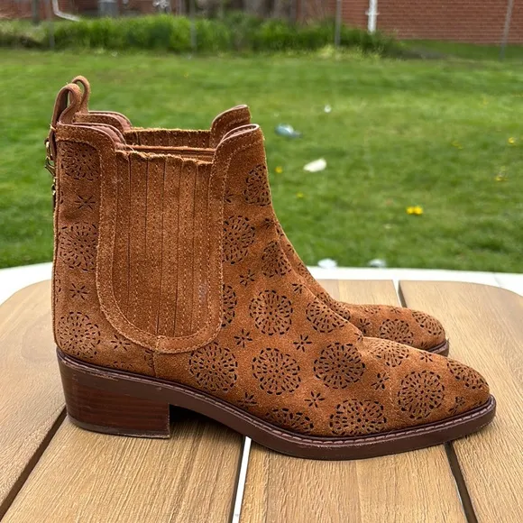 Coach Bowery Chelsea suede leather ankle Boot With Cut floral details size 9 EUC