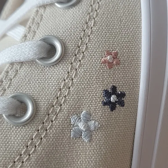 Converse platform Brand new in the box no lid authentic uper textile size women'