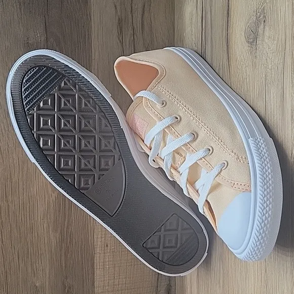 Converse shoes for women Brand new in the box no lid authentic uper textile