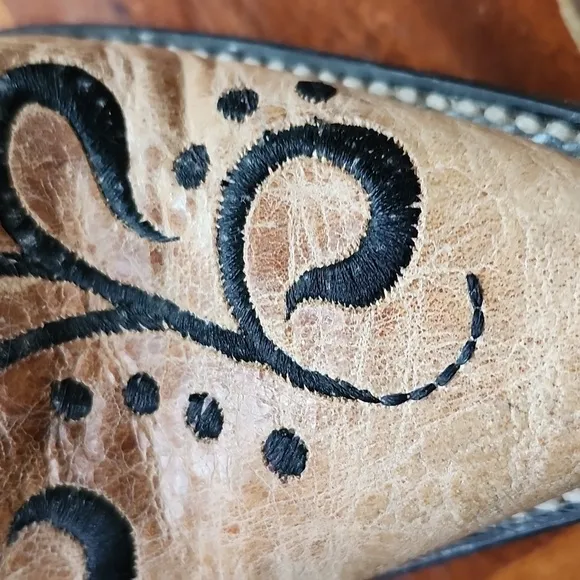 Corral women's leather w/ black embroidery sz 7